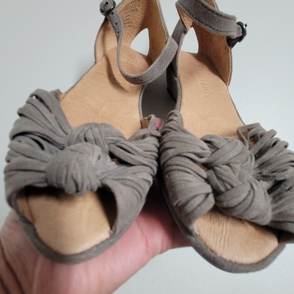 Gentle Souls By Kenneth Cole Women's Lily Knot Sandals. - Picture 8 of 11